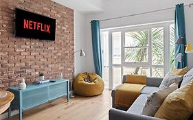 Urban Elegance - 2 Bed Luxury City Retreat